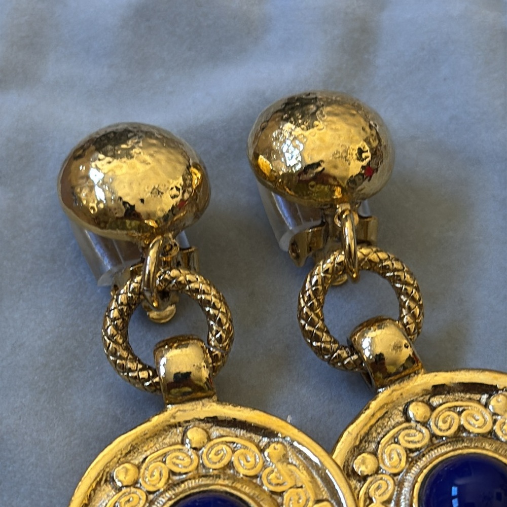 JOSE & MARIA BARRERA Signed Gold Clip-on Earrings - Picture 3 of 9